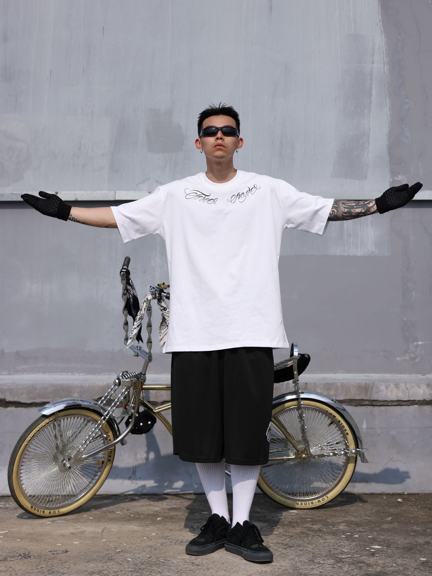 𝔽𝕦𝕤𝕚𝕠𝕟 𝔽𝕠𝕔𝕦𝕤 -ᴄʜɪᴄᴀɴᴏ♠︎悍匪♠︎美式嘻哈寬鬆上衣胸前草寫字體短袖