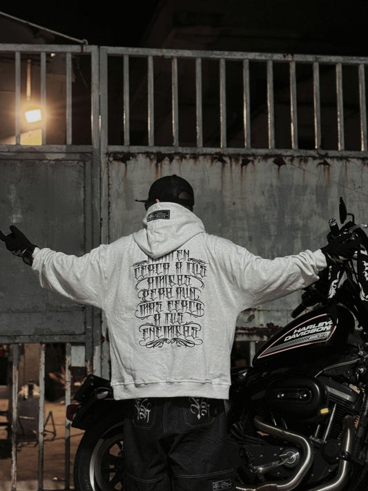 𝔽𝕦𝕤𝕚𝕠𝕟 𝔽𝕠𝕔𝕦𝕤 -ᴄʜɪᴄᴀɴᴏ♠︎悍匪♠︎ 美式嘻哈上衣電繡草寫刺青體連帽長袖大學帽T