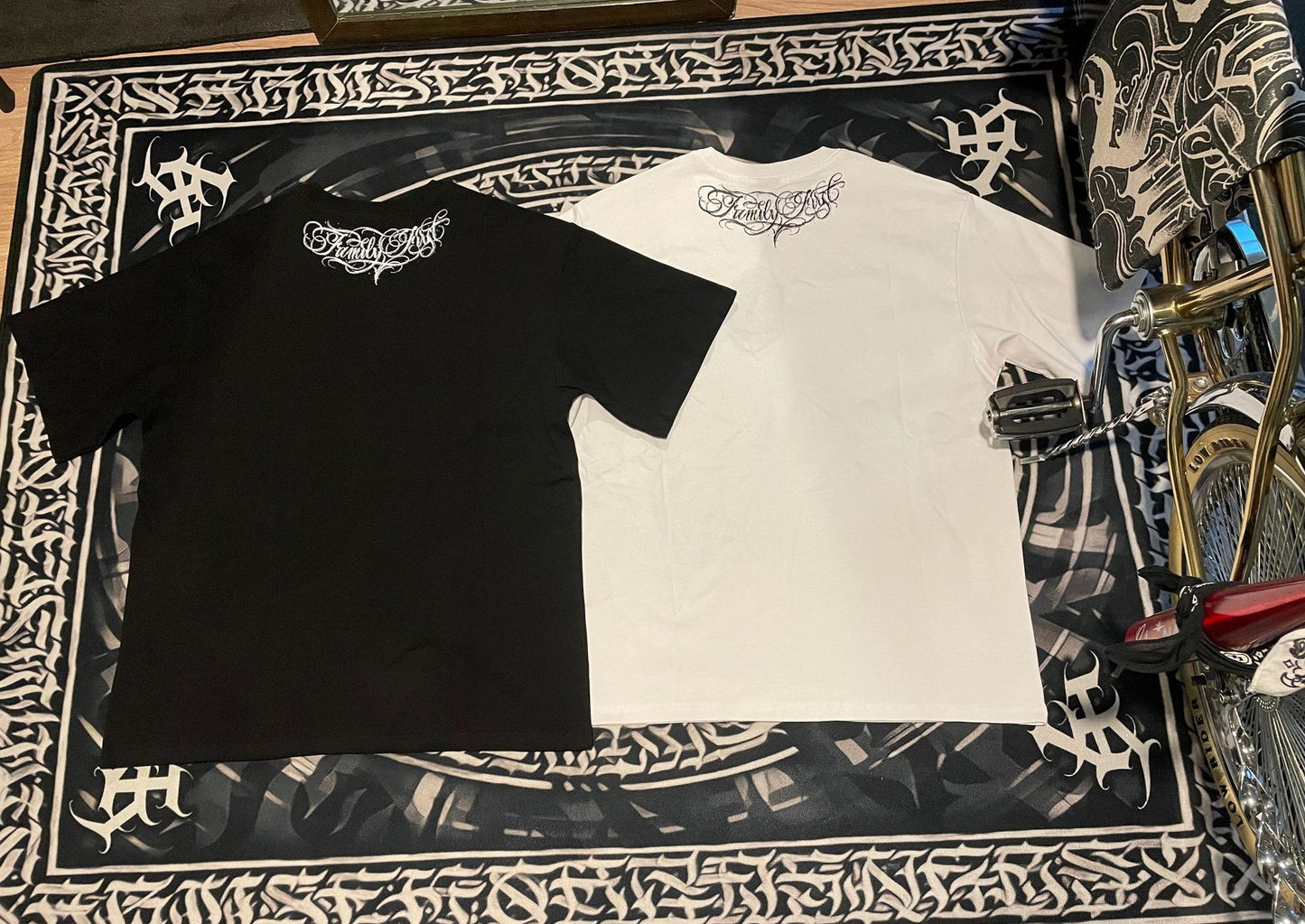 𝔽𝕦𝕤𝕚𝕠𝕟 𝔽𝕠𝕔𝕦𝕤 -ᴄʜɪᴄᴀɴᴏ♠︎悍匪♠︎2025新款奇卡诺chicano男大碼纯棉280克重磅花體字嘻哈hiphop短袖