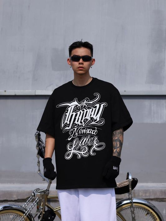 𝔽𝕦𝕤𝕚𝕠𝕟 𝔽𝕠𝕔𝕦𝕤-ᴄʜɪᴄᴀɴᴏ♠︎悍匪♠︎ 美版美式西海岸Chicano奇卡諾TATTOO風格花體字印花寬鬆短袖