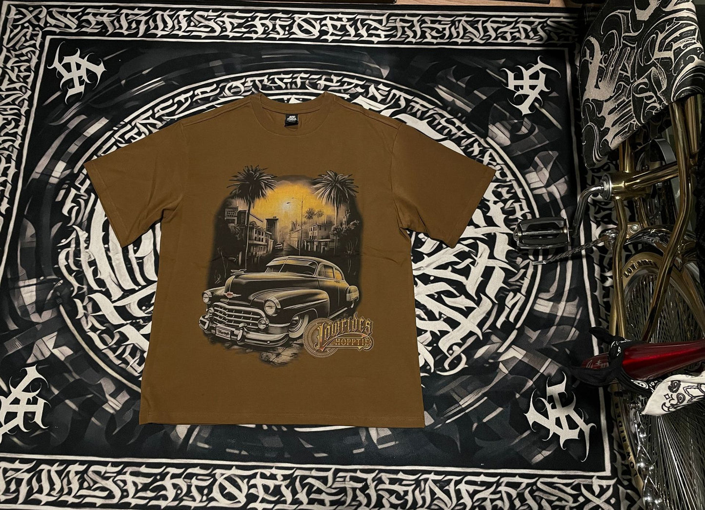 𝔽𝕦𝕤𝕚𝕠𝕟 𝔽𝕠𝕔𝕦𝕤 -ᴄʜɪᴄᴀɴᴏ♠︎悍匪♠︎ 西海岸Lowrider老爺車白墨印花寬鬆短袖