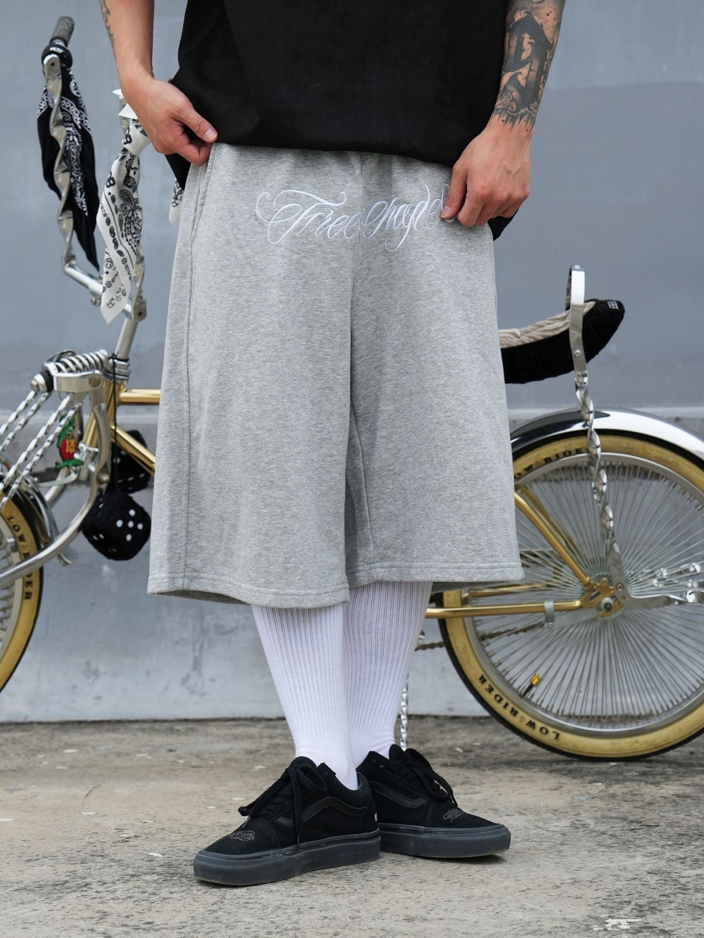 𝔽𝕦𝕤𝕚𝕠𝕟 𝔽𝕠𝕔𝕦𝕤 -ᴄʜɪᴄᴀɴᴏ♠︎悍匪♠︎ 夏季彈力電繡花體字過膝短褲