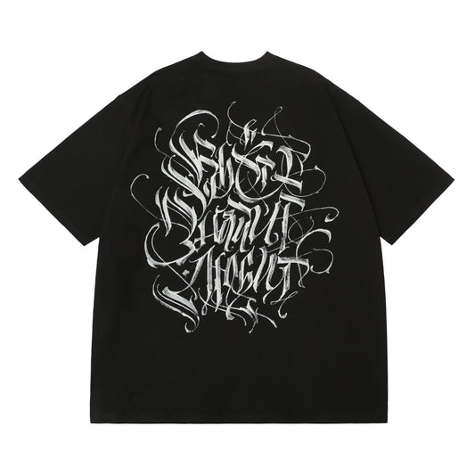 𝔽𝕦𝕤𝕚𝕠𝕟 𝔽𝕠𝕔𝕦𝕤 -ᴄʜɪᴄᴀɴᴏ♠︎悍匪♠︎ 美式嘻哈寬鬆哥德滿版字體短袖