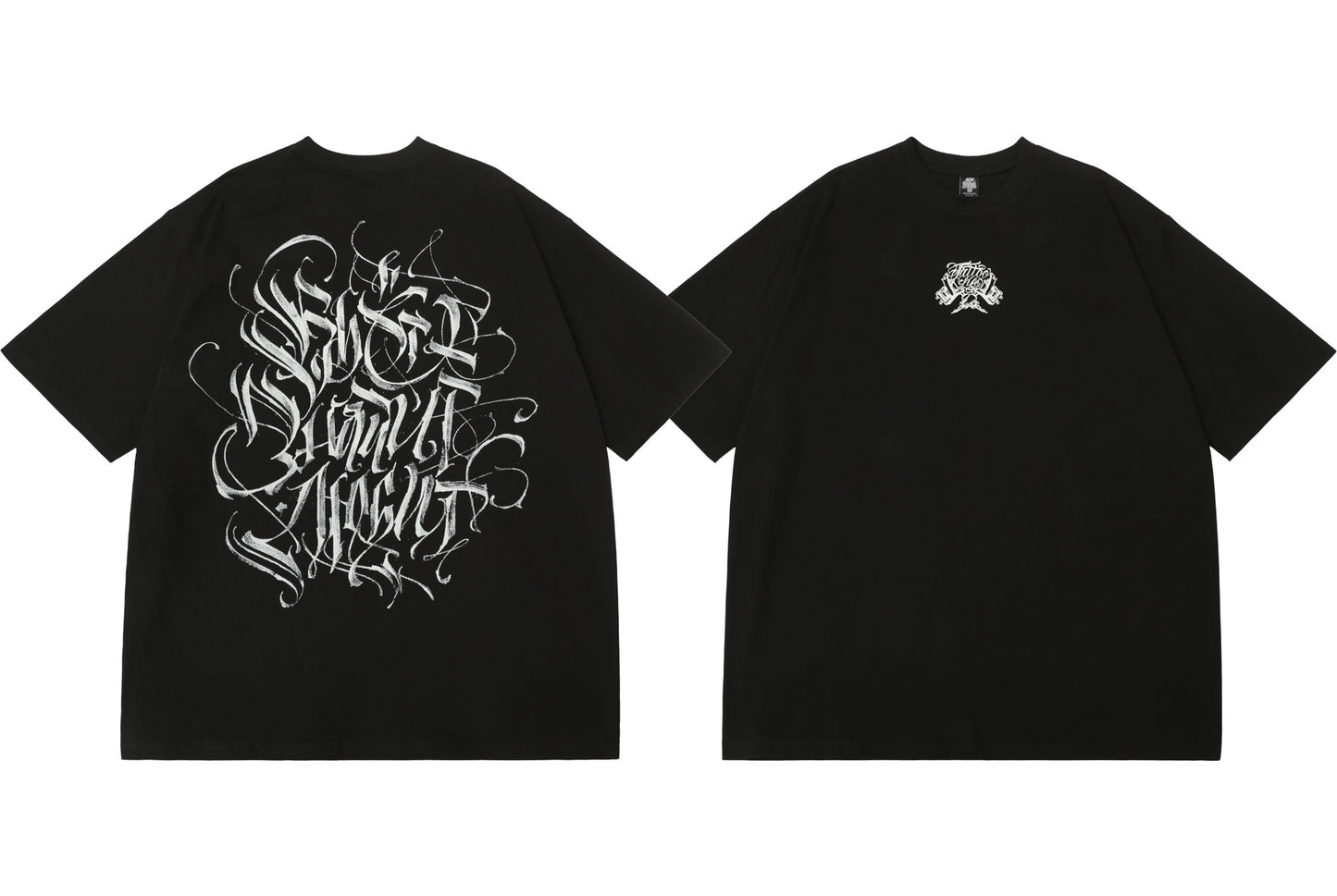 𝔽𝕦𝕤𝕚𝕠𝕟 𝔽𝕠𝕔𝕦𝕤 -ᴄʜɪᴄᴀɴᴏ♠︎悍匪♠︎ 美式嘻哈寬鬆哥德滿版字體短袖