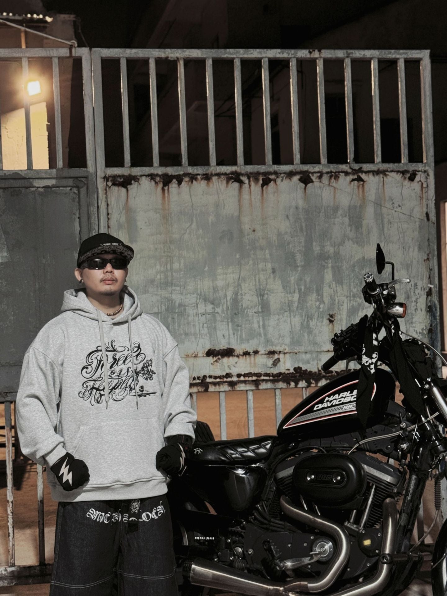 𝔽𝕦𝕤𝕚𝕠𝕟 𝔽𝕠𝕔𝕦𝕤-ᴄʜɪᴄᴀɴᴏ♠︎悍匪♠︎ 美式嘻哈上衣電繡刺客筆連帽長袖大學帽T