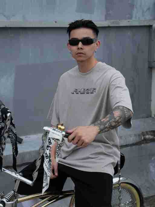 𝔽𝕦𝕤𝕚𝕠𝕟 𝔽𝕠𝕔𝕦𝕤-ᴄʜɪᴄᴀɴᴏ♠︎悍匪♠︎ 美式奇卡諾金属字母印花西海岸嘻哈短袖