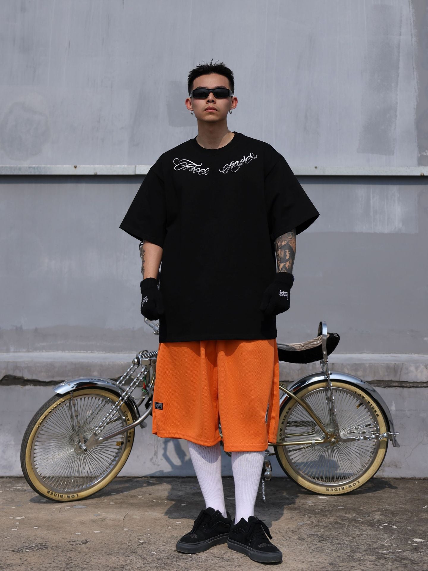 𝔽𝕦𝕤𝕚𝕠𝕟 𝔽𝕠𝕔𝕦𝕤-ᴄʜɪᴄᴀɴᴏ♠︎悍匪♠︎美式嘻哈寬鬆上衣胸前草寫字體短袖