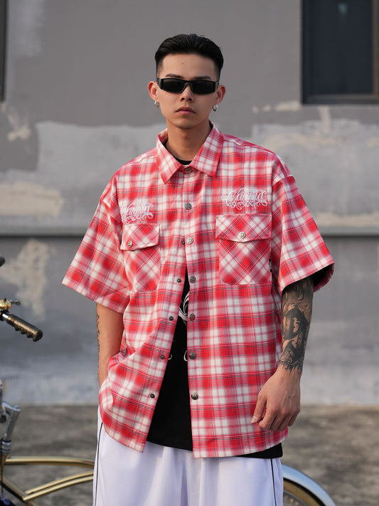 𝔽𝕦𝕤𝕚𝕠𝕟 𝔽𝕠𝕔𝕦𝕤-ᴄʜɪᴄᴀɴᴏ♠︎悍匪♠︎ 美式嘻哈寬鬆雙口袋電繡格紋短袖襯衫