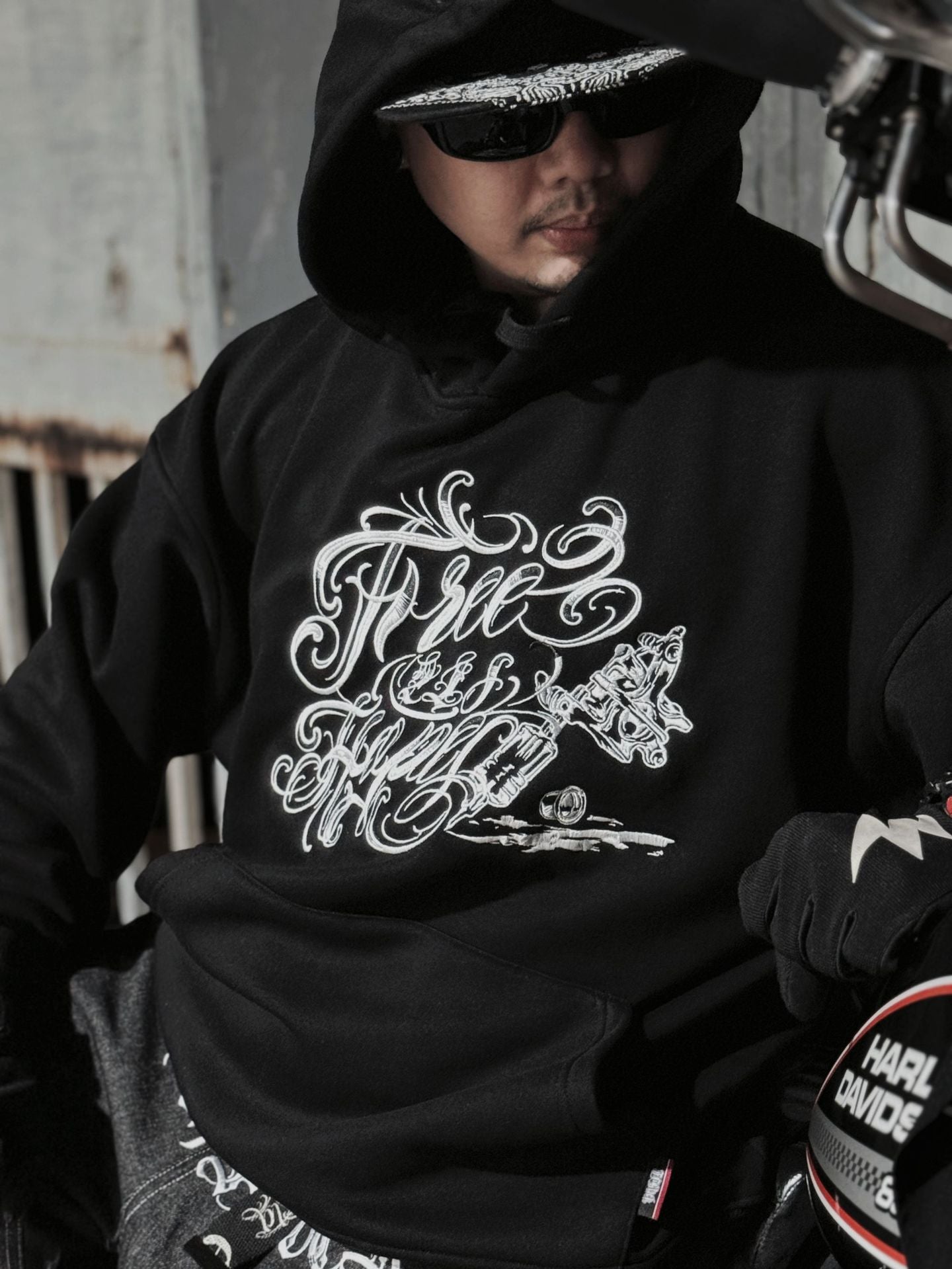 𝔽𝕦𝕤𝕚𝕠𝕟 𝔽𝕠𝕔𝕦𝕤 -ᴄʜɪᴄᴀɴᴏ♠︎悍匪♠︎ 美式嘻哈上衣電繡刺客筆連帽長袖大學帽T