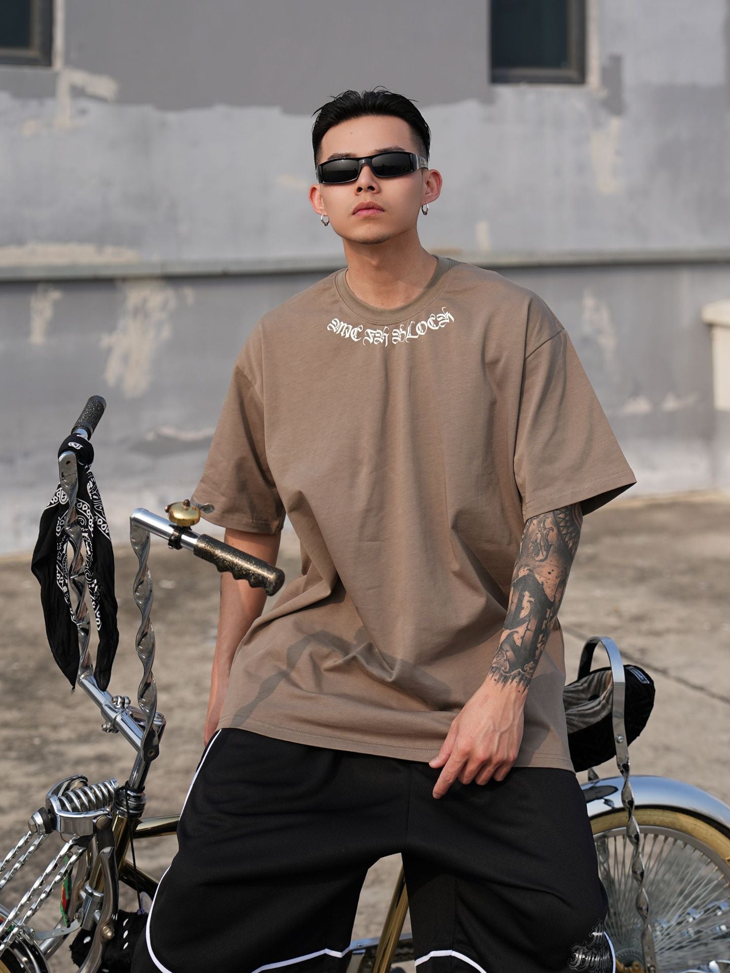 𝔽𝕦𝕤𝕚𝕠𝕟 𝔽𝕠𝕔𝕦𝕤-ᴄʜɪᴄᴀɴᴏ♠︎悍匪♠︎美式嘻哈寬鬆重磅圓領TATTOO文字短袖