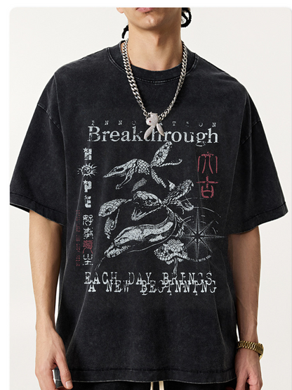 ▶𝔽𝕦𝕤𝕚𝕠𝕟 𝔽𝕠𝕔𝕦𝕤 ⌘𝓦𝓪𝓼𝓱𝓮𝓭 𝔀𝓲𝓷𝓭 ◀ 2025夏季歐美潮牌小眾暗黑系設計去鬆蛇年印花做舊圓領短袖T恤 TZ-18