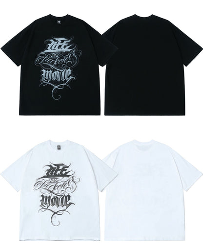 𝔽𝕦𝕤𝕚𝕠𝕟 𝔽𝕠𝕔𝕦𝕤-ᴄʜɪᴄᴀɴᴏ♠︎悍匪♠︎美式風格哥德草寫字體寬鬆短袖