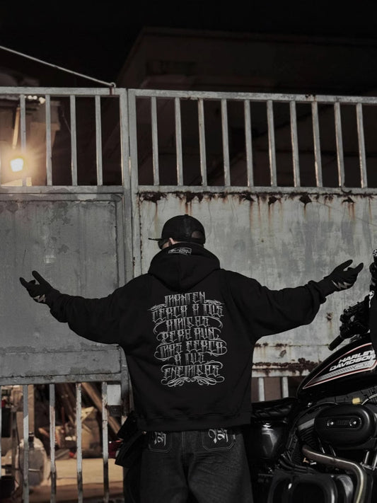 𝔽𝕦𝕤𝕚𝕠𝕟 𝔽𝕠𝕔𝕦𝕤 -ᴄʜɪᴄᴀɴᴏ♠︎悍匪♠︎ 美式嘻哈上衣電繡草寫刺青體連帽長袖大學帽T