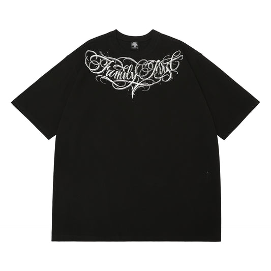 𝔽𝕦𝕤𝕚𝕠𝕟 𝔽𝕠𝕔𝕦𝕤 -ᴄʜɪᴄᴀɴᴏ♠︎悍匪♠︎2025新款奇卡诺chicano男大碼纯棉280克重磅花體字嘻哈hiphop短袖